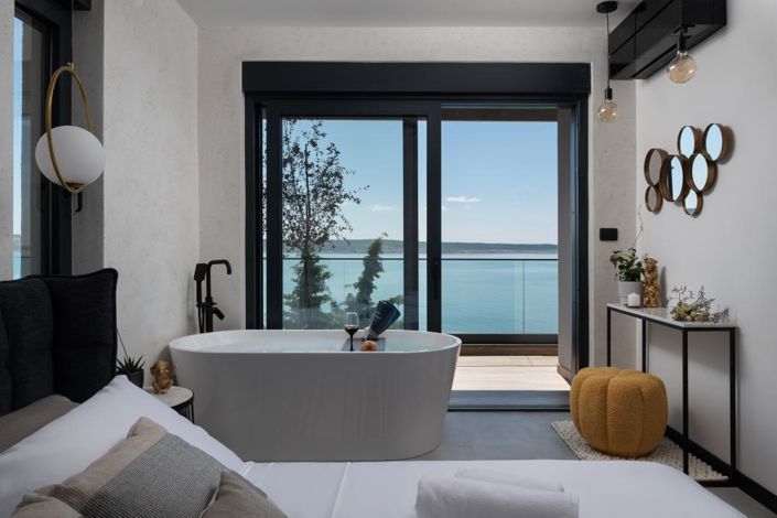 Image No.16-6 Bed Property for sale