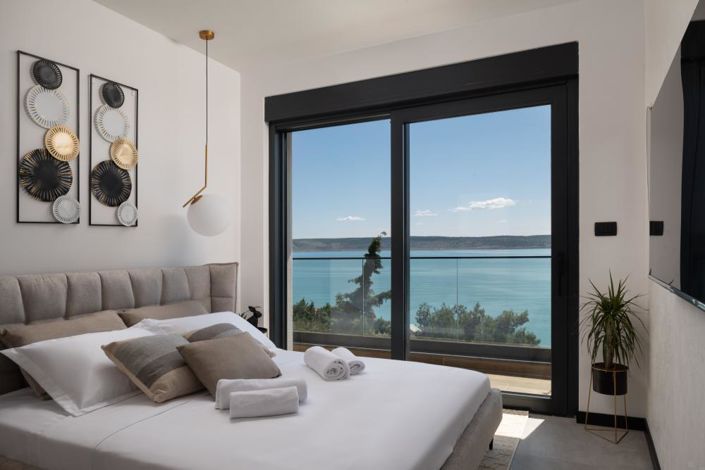 Image No.19-6 Bed Property for sale