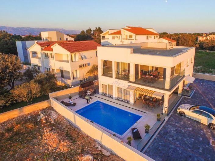 Image No.10-6 Bed Property for sale