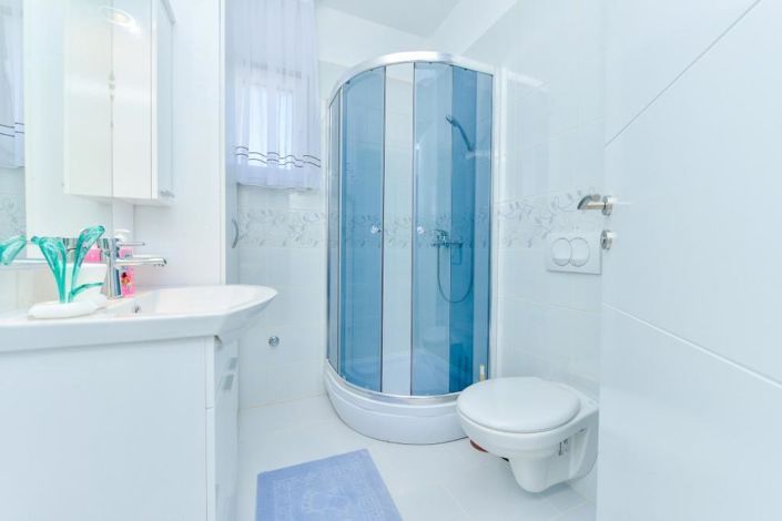 Image No.18-6 Bed Property for sale