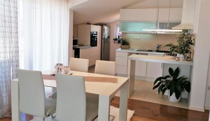 Image No.7-9 Bed Property for sale