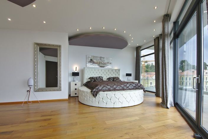 Image No.18-6 Bed Property for sale