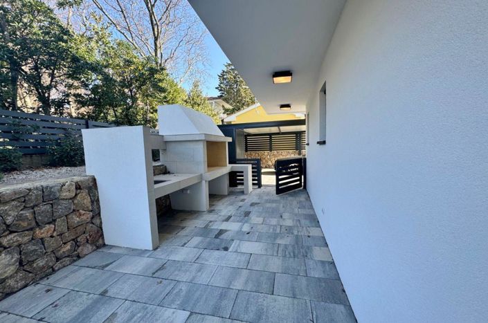 Image No.17-4 Bed Property for sale