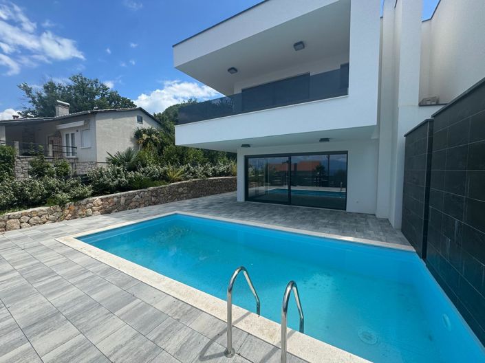 Image No.2-4 Bed Property for sale