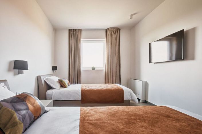 Image No.4-4 Bed Property for sale