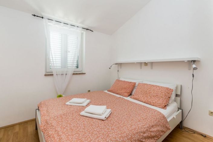 Image No.16-6 Bed Property for sale