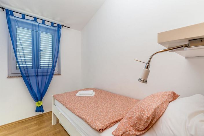 Image No.17-6 Bed Property for sale