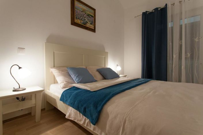 Image No.12-6 Bed Property for sale