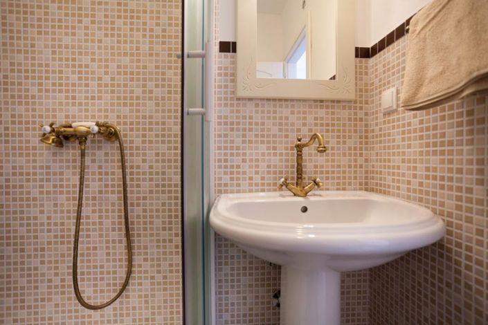 Image No.24-6 Bed Property for sale