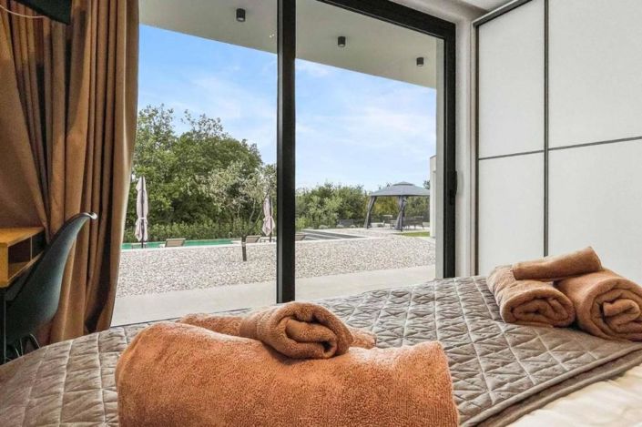 Image No.10-4 Bed Property for sale