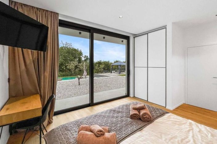 Image No.11-4 Bed Property for sale