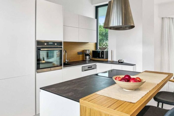 Image No.7-4 Bed Property for sale