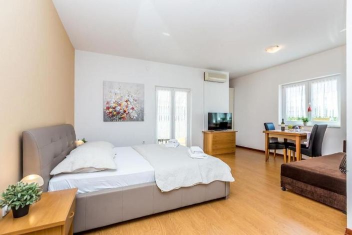 Image No.14-13 Bed Property for sale