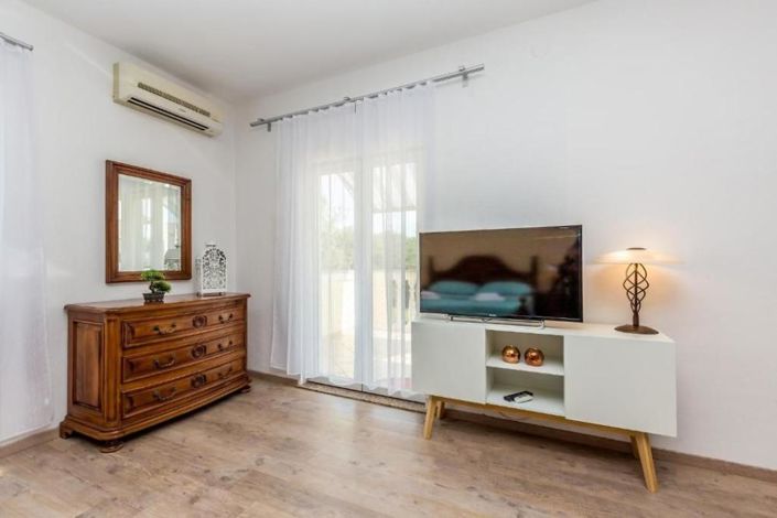 Image No.16-13 Bed Property for sale