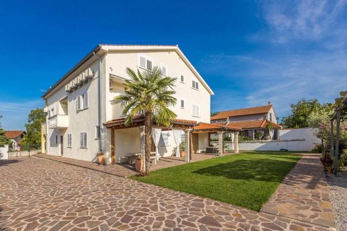 Image No.4-13 Bed Property for sale