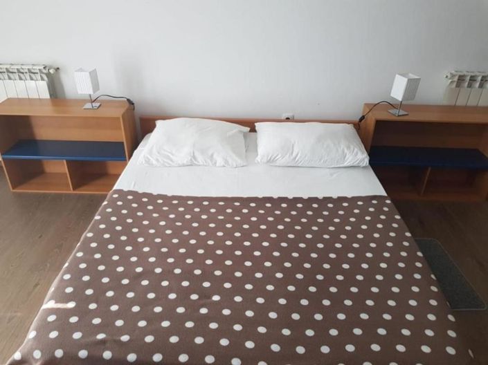 Image No.16-6 Bed Property for sale