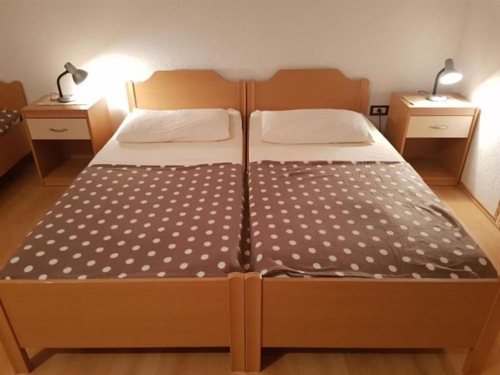 Image No.9-6 Bed Property for sale