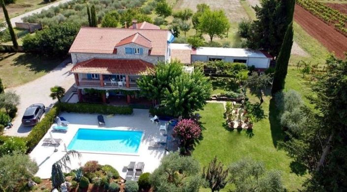 Image No.2-Propriété de 9 chambres à vendre à Porec