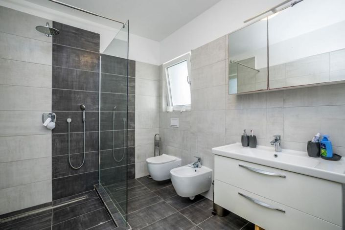 Image No.11-7 Bed Property for sale