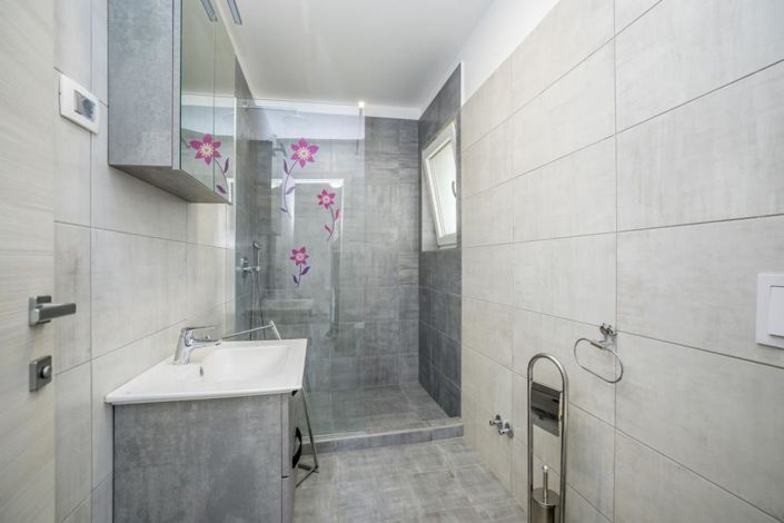 Image No.12-7 Bed Property for sale