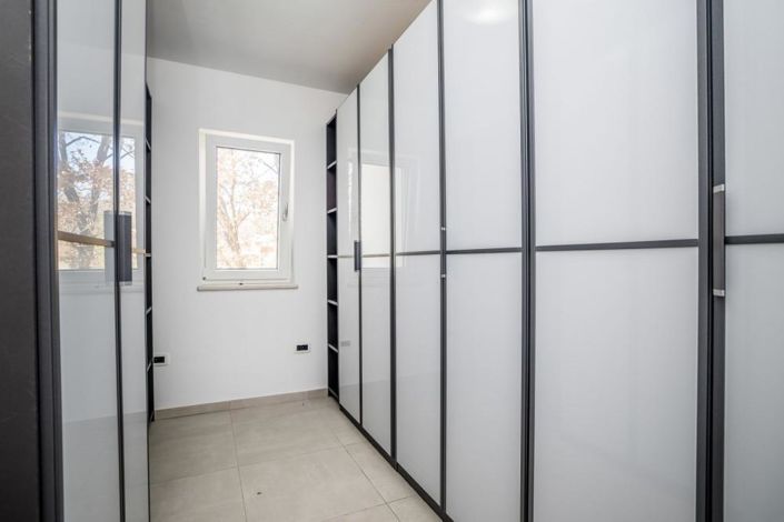 Image No.18-7 Bed Property for sale