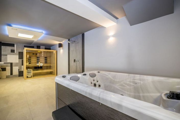 Image No.6-7 Bed Property for sale