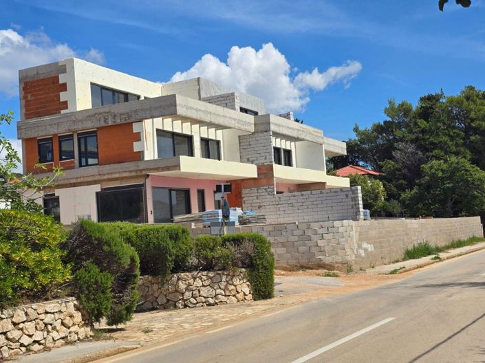 Image No.2-4 Bed Property for sale