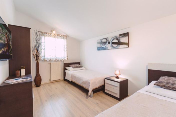 Image No.11-6 Bed Property for sale