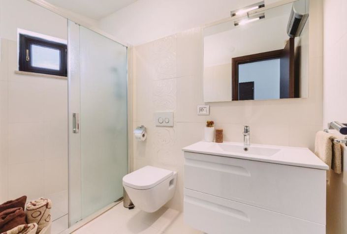 Image No.15-6 Bed Property for sale