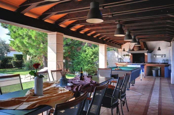 Image No.17-6 Bed Property for sale