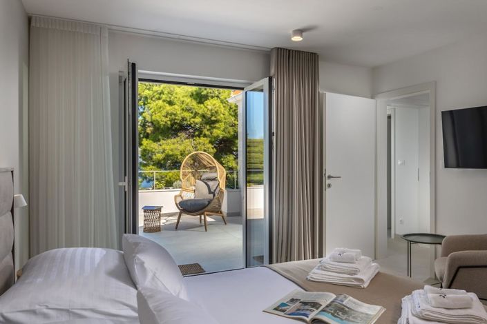 Image No.12-4 Bed Property for sale