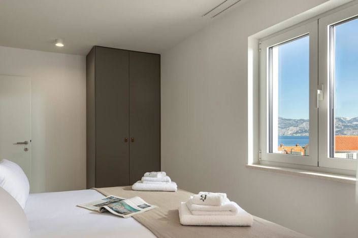 Image No.19-4 Bed Property for sale