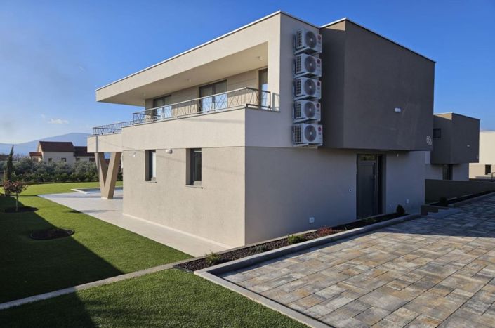 Image No.12-4 Bed Property for sale