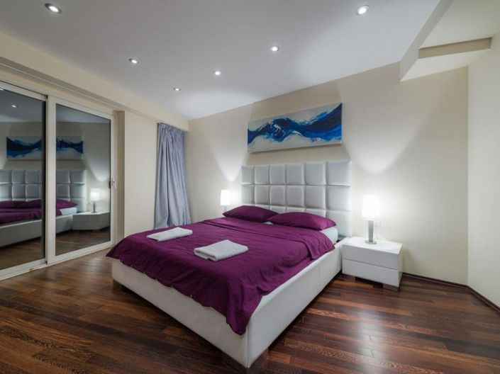 Image No.16-7 Bed Property for sale