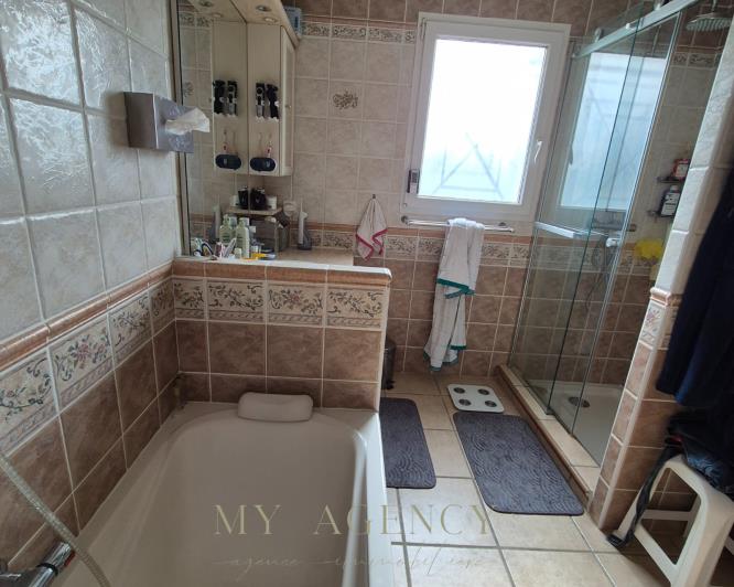 Image No.8-Propriété de 8 chambres à vendre à Adissan