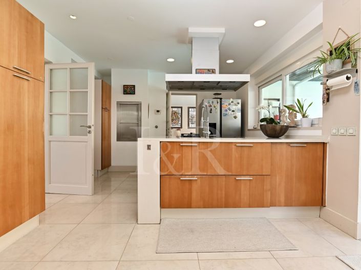 Image No.18-6 Bed House for sale