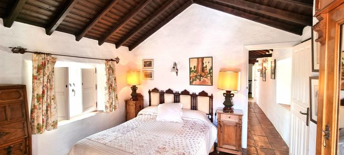 Image No.17-10 Bed Property for sale