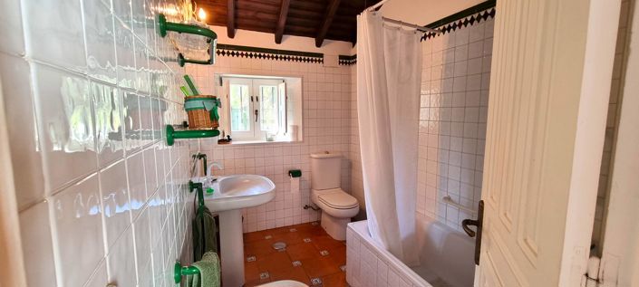 Image No.20-10 Bed Property for sale