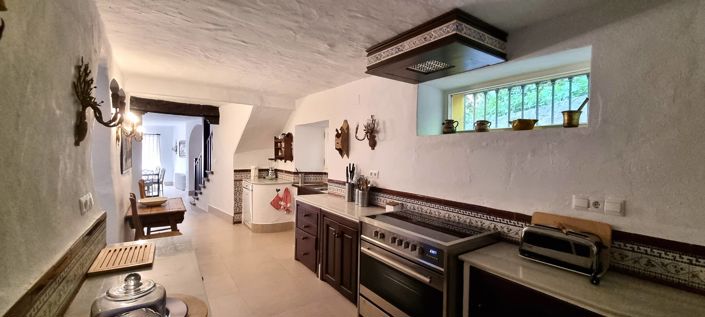 Image No.28-10 Bed Property for sale