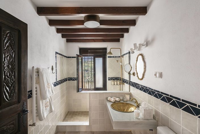 Image No.32-7 Bed Property for sale