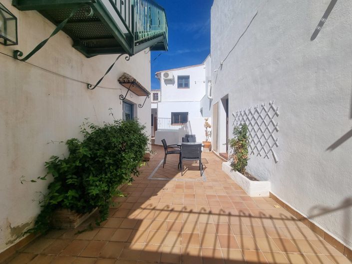 Image No.13-6 Bed Property for sale