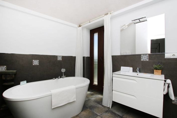 Image No.17-7 Bed Property for sale