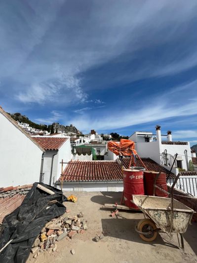 Image No.10-2 Bed Property for sale