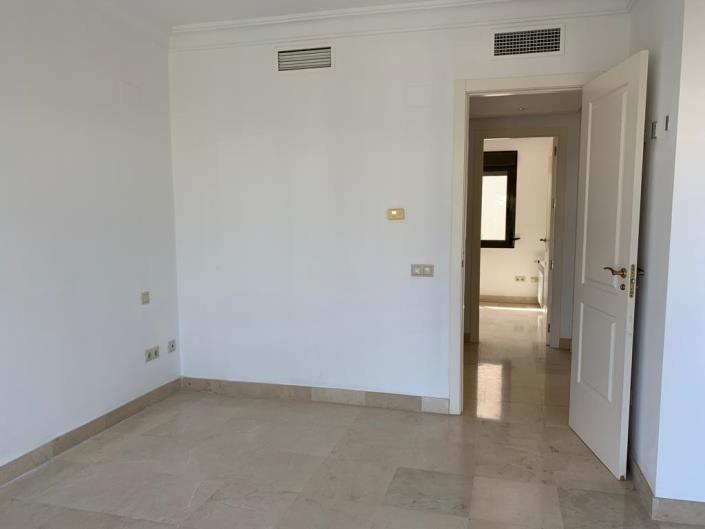 Image No.18-22 Bed Townhouse for sale