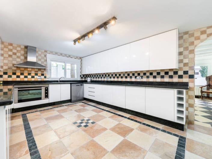 Image No.15-10 Bed Villa / Detached for sale