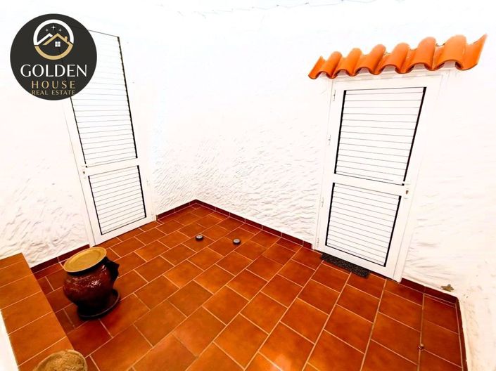 Image No.32-5 Bed Property for sale